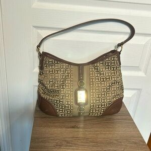 TOMMY HILFIGUR BROWN AND TAN LOGO HT SHOULDER BAG